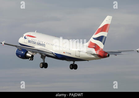 British Airways Airbus A318-100 arrampicata fuori dopo il decollo Foto Stock