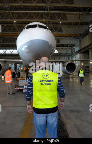 Alla cerimonia ufficiale di apertura della Lufthansa Technik Milano LTMIL hangar di manutenzione su 15 Ottobre 2009 Foto Stock