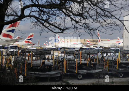 Carrelli e martinetti con British Airways Boeing 767-300ER e Airbus A320s parcheggiato dietro durante lo sciopero da parte di British Airways cabin-guardiani della U Foto Stock