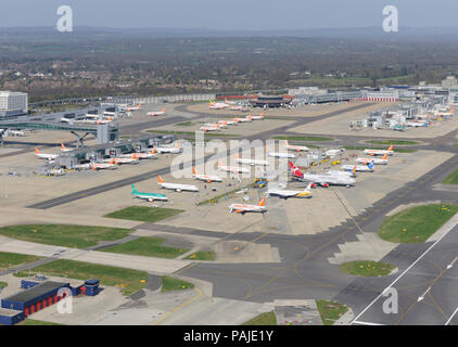 Filamento aeroplani di linea di messa a terra parcheggiato a quello di Gatwick mentre spazio aereo del Regno Unito è stato chiuso per 6 giorni da una cenere vulcanica pennacchio-nell'atmosfera al di sopra Foto Stock