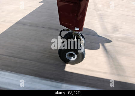 Mainwheel sottocarro e ombra di ala di Britten Norman BN-2A-21 Islander sulla pista Foto Stock