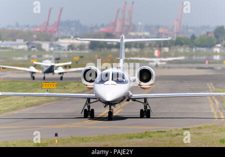 Bombardier Learjet 35A rullaggio con Cessna 172 Skyhawk e FAA Beech King Air C90GT in attesa in una coda Foto Stock