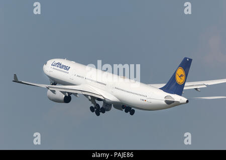 Lufthansa Airbus A330-300 climbiong fuori dopo il decollo con carrello retrazione Foto Stock