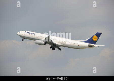 Lufthansa Airbus A330-300 arrampicata fuori dopo il decollo con carrello retrazione Foto Stock