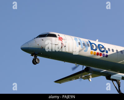 Flybe British European Bombardier DHC-8 Q400 sul finale-approccio a Gatwick Foto Stock