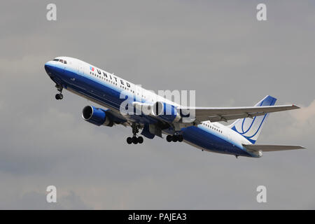 United Airlines Boeing 767-300 arrampicata fuori dopo il decollo da Heathrow Foto Stock