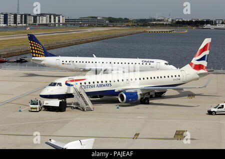 British Airways BA CityFlyer Embraer 190 parcheggiato con Lufthansa Cityline Embraer 190 rullaggio dietro a Londra città Foto Stock