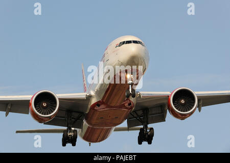 Air India Boeing 777-300ER sul finale-approccio per Heathrow Foto Stock