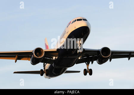 British Airways Airbus A320 sul finale - approccio per Heathrow Foto Stock