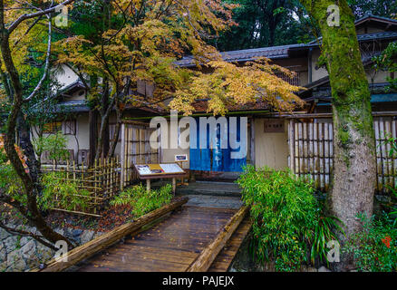 Kyoto, Giappone - Nov 19, 2016. Vista di un ristorante in legno con alberi di acero in autunno in giorno di pioggia. Foto Stock