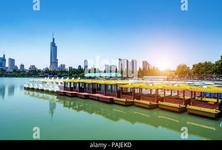 Nanjing Cityscape, Cina, Lago Xuanwu il quartiere finanziario. Foto Stock