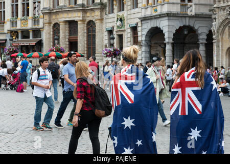 Bruxelles, Belgio. 23 Luglio, 2015. I turisti britannici con bandiere a piedi da affollato Grand Place di Bruxelles Foto Stock