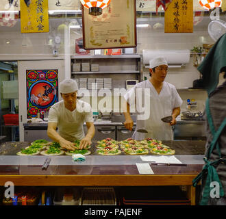 Kyoto, Giappone - Nov 27, 2016. La cucina al ristorante locale a Kyoto, in Giappone. Kyoto è stata la capitale del Giappone per oltre un millennio e porta una reputatio Foto Stock