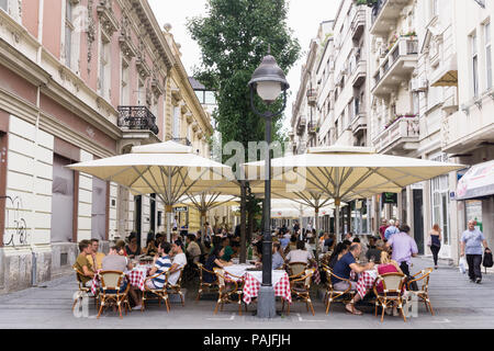 Patroni avente il pranzo al Prolece (molla) ristorante a Belgrado in Serbia. Foto Stock