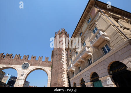 Corso Porta Nuova strada e Porta Soprana portoni della BRA su Piazza Bra a Verona, Italia Foto Stock