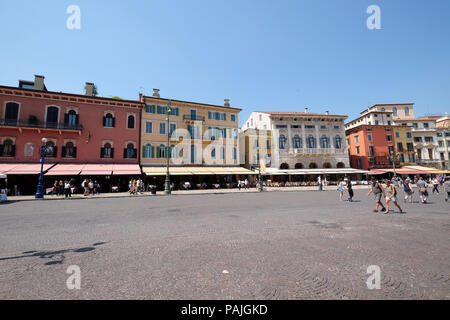 Piazza Bra, la più grande piazza di Verona, Italia. La città di Verona è un sito Patrimonio Mondiale dell'UNESCO, Italia Foto Stock