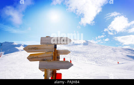 Cerler sky area segni di neve nei Pirenei di Huesca in Spagna Foto Stock