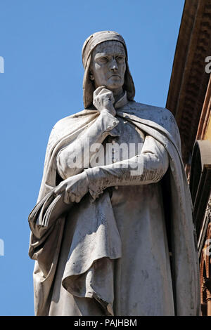 Dante Alighieri Statua in Piazza dei Signori di Verona, Italia Foto Stock