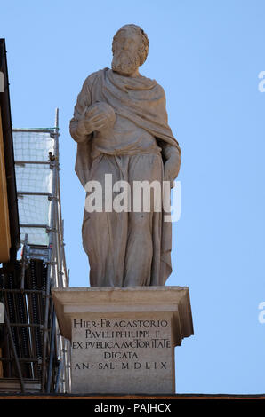 Statua in marmo di Girolamo Fracastoro (XVI secolo), in Piazza dei Signori di Verona, Italia Foto Stock