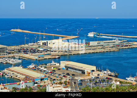 DENIA, Spagna - Luglio 08, 2018: vista sul porto e Monte Montgo di Denia, Spagna. Vista da castel di Denia Foto Stock