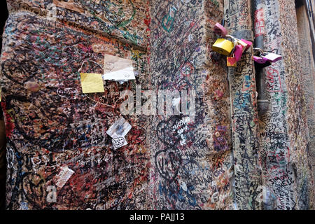 Parete piena di messaggi da amanti in casa di Giulietta a Verona, Italia Foto Stock