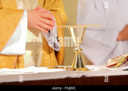 Sacerdote celebrare la santa messa presso la chiesa Foto Stock