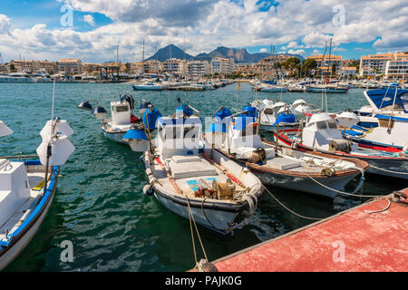 Barche da pesca e Marina di Altea, Costa Blanca, Spagna di primavera Foto Stock