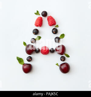 Bacche modello di lettera di un alfabeto inglese da naturale bacche mature - ribes, ciliegia, lampone, foglia di menta isolato su uno sfondo bianco. Foto Stock