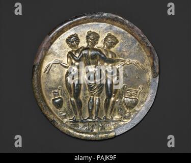 Bronzo dorato specchio con le tre Grazie. Cultura: Romano. Dimensioni: diam.: 4 3/4 in. (12,1 cm). Data: metà-2nd secolo D.C.. Questo specchio appartiene allo stesso gruppo di quello adiacente con Europa e il Toro (1978.11.4). Le Tre Grazie sono state eminentemente idoneo oggetto per un wc articolo come uno specchio. Essi hanno tuttavia avuto un più ampio ricorso e sono trovato rappresentato in molti diversi media, compresi i mosaici Romani e la scultura. Un ottimo esempio di un tale gruppo scultoreo viene visualizzato nell'adiacente cortile Romano (2010.260). Museo: Metropolitan Museum of Art di New York, Stati Uniti d'America. Foto Stock