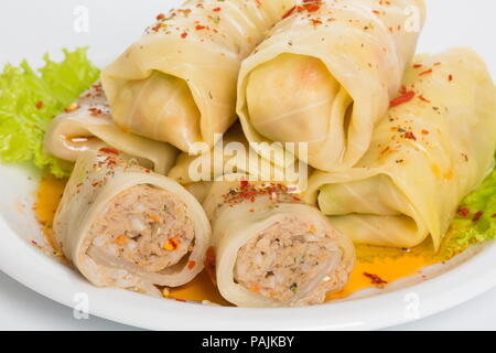 Kelem dolmasi - ripieni di foglie di cavolo. Dolma cavolo, popolare tutto l'anno in Azerbaigian Foto Stock