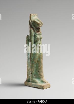 Faience amuleto nella forma di un leone con testa di divinità. Cultura: egiziana. Dimensioni: H.: 2 7/8 in. (7.3 cm). Data: 664-30 A.C.. Amuleti che rappresentano gli animali sono stati attribuiti a una divinità: un falco per Ra, il dio del sole, un leone per Sakhmi, la dea della guerra, una ram per Khnum e un gatto per Bast. Museo: Metropolitan Museum of Art di New York, Stati Uniti d'America. Foto Stock