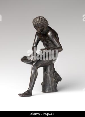 Spinario (Boy tirando una spina del suo piede). Cultura: Nord Italiano. Dimensioni: Altezza: 7 1/2 in. (19,1 cm). Data: ca. 1500-1520. Il modello è liberamente adattato dal famoso Bronzo antico del Palazzo dei Conservatori, Roma, mostrando una gioventù estraendo una spina dal piede. Museo: Metropolitan Museum of Art di New York, Stati Uniti d'America. Foto Stock