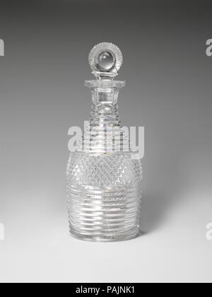 Decanter con tappo. Cultura: American. Dimensioni: 11 1/2 x 4 5/8 in. (29,2 x 11,7 cm). Autore: Pellatt & verde. Data: 1818. William Bayard (1761-1826) ha commissionato a questo servizio da tavola (2008.594.1-.53) nel 1818 per la sua figlia Harriet (1799-1875) e suo marito Stephen Van Rensselaer IV (1789-1868) da Pellatt & Verde, London premier della serra. L' AMMENDA il vetro al piombo e profondo taglio Regency avrebbe creato una brillante sparkle in loro a lume di candela con sala da pranzo, in Albany, New York. La serie era originariamente incluso decine di bicchieri, per claret, ale e champagne, nonché decantatori, Foto Stock