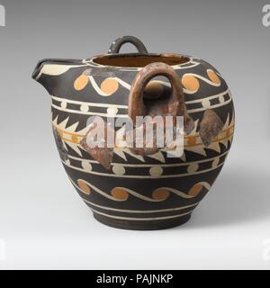 Ponte in cotto-insufflato jar. Cultura: Minoan. Dimensioni: 6 1/4 × 7 × 7 × 6 5/16 in. (15,9 × 17,8 × 17,8 × 16 cm). Data: ca. 1900-1600 A.C. Questo vaso è stata restaurata presso il museo Ashmolean Museum di Oxford, prima di entrare nel Museo della collezione. Museo: Metropolitan Museum of Art di New York, Stati Uniti d'America. Foto Stock