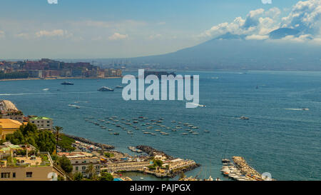 Vista del vulcano Vesuvio dalla zona Posillipo (Napoli) Foto Stock