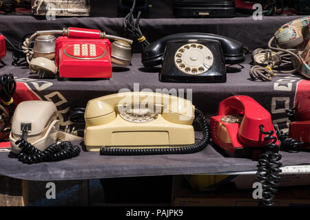 Vecchi telefoni vintage su un negozio di memorabilia di display. Bello sfondo immagine di sfondo. N. persone. Foto Stock