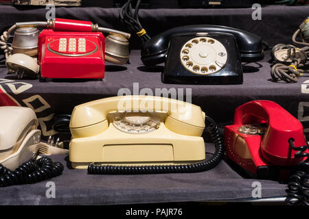 Vecchi telefoni vintage su un negozio di memorabilia di display. Bello sfondo immagine di sfondo. N. persone. Foto Stock