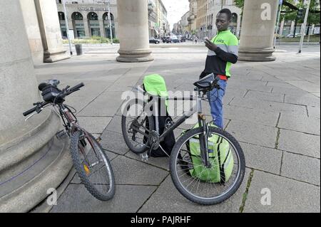 Gli uomini di consegna a Milano (Italia) Foto Stock