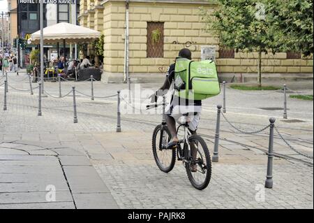 Gli uomini di consegna a Milano (Italia) Foto Stock