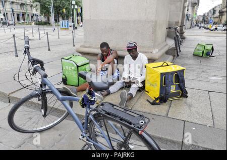 Gli uomini di consegna a Milano (Italia) Foto Stock