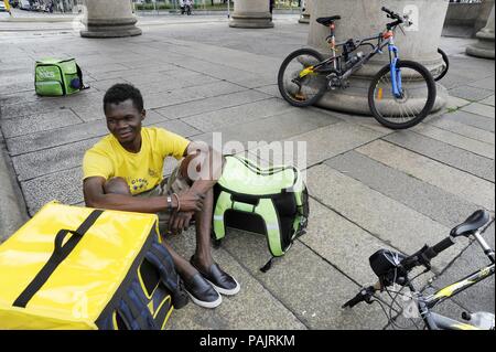 Gli uomini di consegna a Milano (Italia) Foto Stock