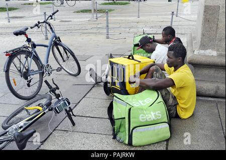 Gli uomini di consegna a Milano (Italia) Foto Stock