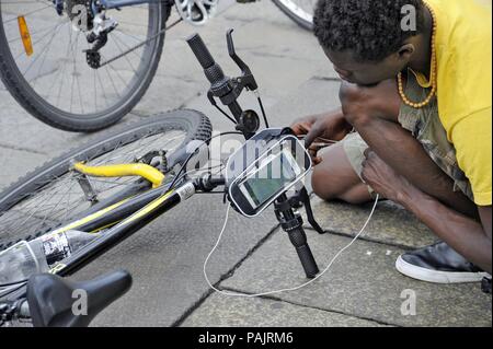 Gli uomini di consegna a Milano (Italia) Foto Stock