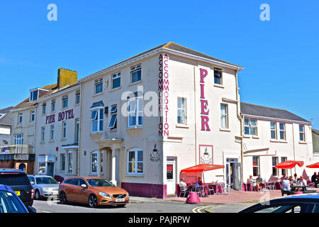 Per coloro che godono di una bevanda al di fuori del Pier Hotel, che si trova sulla Spianata orientale che si affaccia sul mare di Porthcawl, Galles del Sud Foto Stock