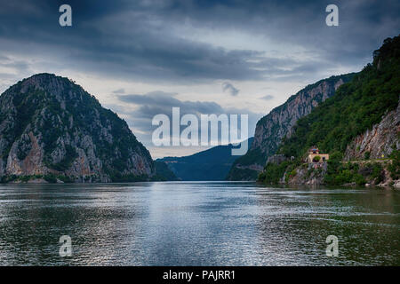 Punto di riferimento del Danubio gole, confine tra Serbia e Romania Foto Stock