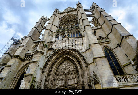 La facciata della Cattedrale di San Pietro (La Cathédrale Saint-Pierre), Beauvais, Francia Foto Stock