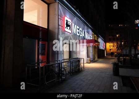 Bucarest, Romania - 20 dicembre 2017: ingresso al mega store di immagine da il Bulevardo Magheru, nel centro di Bucarest. Foto Stock