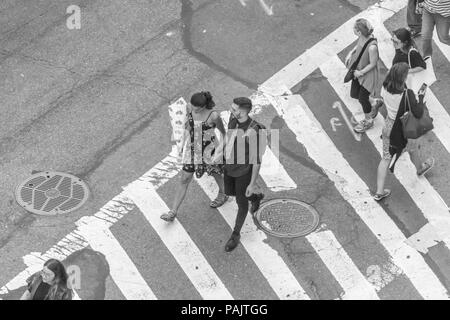 Una vista da sopra della gente che cammina in un crosswalk a 61st Street e Broadway a New York City Foto Stock