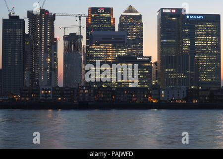 Skyline di Canary Wharf di notte, London Docklands Foto Stock