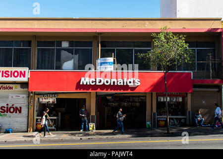 San Jose, Costa Rica. Il 18 febbraio 2018. Una vetrina McDonalds nel centro cittadino di San Jose Foto Stock